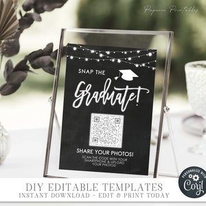 Może przedstawiać: Czarno-biała drukowalna tablica z tłem tablicy i białym tekstem, który mówi "Snap the Graduate!" z ikoną czapki absolwenta. Tablica zawiera również kod QR i tekst "Share your photos! Scan the code with your smartphone & upload your photos!"