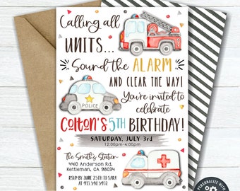 Könnte beinhalten: Eine druckbare Einladung zum 5. Geburtstag mit einer Aquarell-Illustration eines Polizeiautos, eines Feuerwehrautos und eines Krankenwagens. Die Einladung lautet "Alle Einheiten anrufen... Alarm schlagen und den Weg freimachen! Sie sind eingeladen, Coltons 5. Geburtstag zu feiern!" Die Einladung enthält auch das Datum und die Uhrzeit der Party, die Adresse und die RSVP-Informationen.