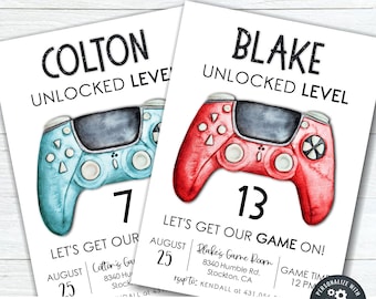 Può includere: Due inviti stampabili per una festa di compleanno a tema videogiochi. Gli inviti presentano un'illustrazione ad acquerello blu e rossa di un controller per videogiochi. Il testo sugli inviti recita "Colton Unlocked Level 7" e "Blake Unlocked Level 13".