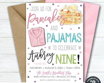 Op de afbeelding: Een roze en blauwe uitnodiging voor een verjaardagsfeest met een stapel pannenkoeken en een pyjama. De uitnodiging luidt "Doe mee met ons voor pannenkoeken en pyjama's om Aubrey te vieren die negen jaar wordt!" Het feest is op zaterdag 3 augustus 2022 van 10:00 tot 12:00 uur in The Smith's Breakfast Shop. Het adres is 8490 Henderson Rd. I Modesto, CA 94032. RSVP naar Jennifer op 294.405.4302.