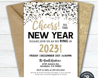 Puede incluir: Una invitación de Año Nuevo con detalles de purpurina dorada y confeti. La invitación dice "Cheers to the New Year" e incluye la fecha, la hora y el lugar. La invitación mide 12,7 x 17,8 cm y viene con un sobre de papel kraft.