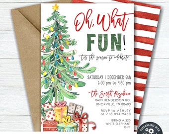 Puede incluir: Una invitación a una fiesta de Navidad con una ilustración de acuarela de un árbol de Navidad decorado y regalos. El texto dice "Oh. What FUN! 'tis the season to celebrate" e incluye detalles sobre la fiesta, como la fecha, la hora, la ubicación y la información de RSVP. La invitación también incluye una sugerencia de regalo para un intercambio de regalos.
