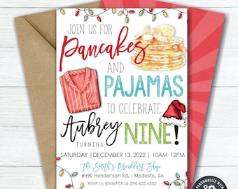 Op de afbeelding: Een printbare uitnodiging voor een verjaardagsfeest met een pannenkoeken- en pyjama-thema. De uitnodiging is versierd met een rood-wit gestreept shirt, een blauw-wit gestreept pyjama-top, een stapel pannenkoeken en een kerstmanmuts. De tekst op de uitnodiging luidt "Doe mee met ons voor pannenkoeken en pyjama's om Aubrey te vieren die negen jaar wordt!" De uitnodiging bevat ook de datum, tijd en locatie van het feest.
