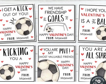 Puede incluir: Seis tarjetas de San Valentín imprimibles con un diseño de balón de fútbol. Las tarjetas tienen diferentes mensajes, que incluyen "¡Me encanta darte una patada!" y "¡Eres una estrella!" Cada tarjeta incluye el texto "¡Feliz Día de San Valentín!" y "De: Maxwell".