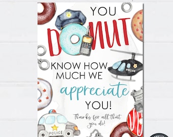 Puede incluir: Una tarjeta imprimible de 20,3 x 25,4 cm con un tema de donut y el texto "You Donut Know How Much We Appreciate You!" La tarjeta presenta un sombrero de policía, una dona, un coche de policía, un helicóptero y esposas. La tarjeta está diseñada para un evento de agradecimiento a los policías.