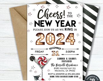 Pode incluir: Um convite imprimível para uma festa de Ano Novo com um fundo listrado preto e branco. O convite apresenta um 2024 dourado com lâmpadas, uma taça de martini com um bastão de caramelo e o texto "Cheers! To the New Year".