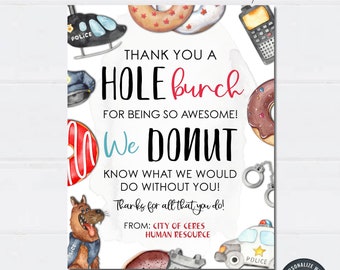 Puede incluir: Una tarjeta de agradecimiento imprimible con un diseño de donut y policía. La tarjeta dice "¡Gracias por ser tan increíble! ¡No sabemos qué haríamos sin ti! ¡Gracias por todo lo que haces! De: Ciudad de Ceres Recursos Humanos".