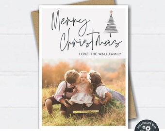 Può includere: Un modello di biglietto di Natale con un'illustrazione in bianco e nero di un albero di Natale con una stella dorata in cima. Il testo "Merry Christmas" è scritto in corsivo nero con le parole "Love, The Wall Family" sotto. Una foto di tre bambini si trova nella metà inferiore del biglietto.