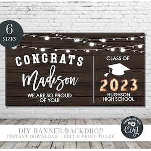 Puede incluir: Una pancarta de graduación imprimible con un fondo de madera rústica y luces de cadena blancas. La pancarta dice "Congrats Madison Class of 2023 Hughson High School" con un icono de gorro de graduación. El texto "We are so proud of you!" también está incluido.