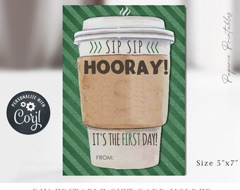 Könnte beinhalten: Ein druckbarer Geschenkkartenhalter mit grünem und weißem gestreiftem Hintergrund. Das Design zeigt eine Comic-Kaffeetasse mit dem Text ">>> SIP SIP <<< HOORAY! IT'S THE FIRST DAY!" und "FROM:". Der Kartenhalter ist 5 Zoll mal 7 Zoll groß.