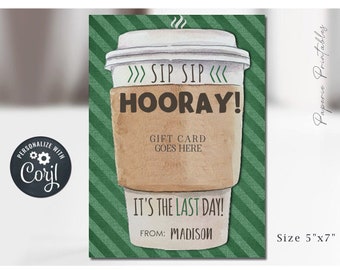 Könnte beinhalten: Ein grüner und brauner druckbarer Geschenkkartenhalter mit einem Kaffeetassen-Design. Der Text auf der Karte lautet "Sip Sip Hooray! It's the last day!" und "Gift card goes here". Die Karte ist 12,7 cm x 17,8 cm groß.