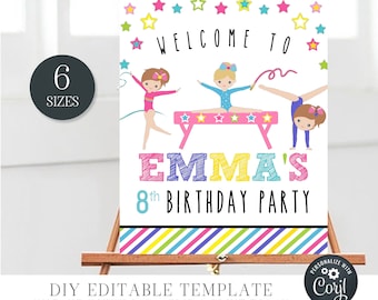 Puede incluir: Un cartel imprimible para una fiesta de cumpleaños con temática de gimnasia. El cartel es blanco con estrellas de colores y dice "Bienvenido a la fiesta de cumpleaños de Emma, 8 años". Hay tres chicas de dibujos animados haciendo gimnasia en una viga de equilibrio.