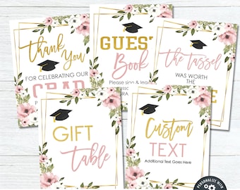 Puede incluir: Cinco carteles imprimibles para una fiesta de graduación con un diseño floral rosa y verde y detalles dorados. Los carteles incluyen "Gracias por celebrar nuestra graduación", "Libro de visitas", "La borla valió la pena", "Mesa de regalos" y "Texto personalizado".