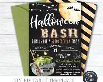 Pode incluir: Um convite de festa de Halloween imprimível com um fundo de quadro negro. O convite apresenta um caldeirão com poção verde, uma vassoura e uma lua com morcegos. O texto diz "Halloween Bash" e "Junte-se a nós para um momento espetacular!" com a data e hora da festa.