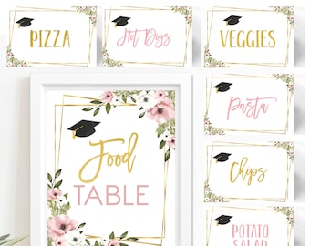 Puede incluir: Etiquetas de comida imprimibles para una fiesta de graduación con un diseño floral rosa y verde. Las etiquetas presentan un marco dorado y un gorro de graduación. Las etiquetas dicen "Pizza", "Perros calientes", "Vegetales", "Pasta", "Papas fritas", "Ensalada de papa" y "Mesa de comida".