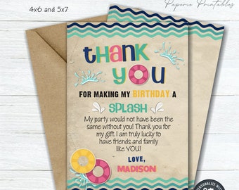 Puede incluir: Una tarjeta de agradecimiento con un patrón de olas azul, verde y amarillo. La tarjeta dice "Gracias" en letras grandes con un gráfico de salvavidas. El texto dice "Por hacer de mi cumpleaños un chapuzón". La tarjeta es para una fiesta de cumpleaños.
