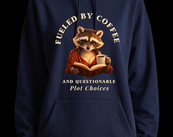 Sudadera con capucha "Alimentado por café y decisiones argumentales cuestionables", sudadera con capucha "Mapache lector", regalo para lectores de novelas románticas, camiseta para amantes de los libros, productos de Poppy Corn