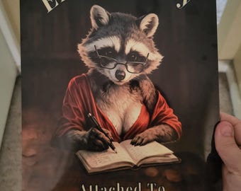 Letrero metálico "Apegado emocionalmente a personajes de ficción", decoración de pared para amantes de los libros, mapache con palomitas de maíz, regalo para lectores, regalo para escritores, decoración para amantes de los libros.