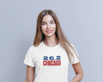 Op de afbeelding: Wit T-shirt met een blauwe en rode afbeelding met de tekst "26.2 CHICAGO"