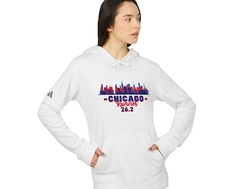 Op de afbeelding: Witte hoodie met een blauwe en rode afbeelding van de skyline van Chicago en de tekst "Chicago Runner 26.2".
