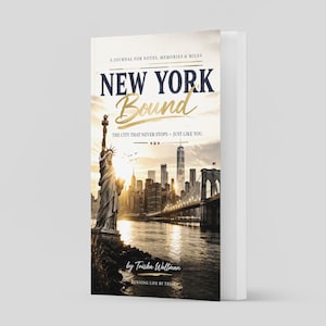 Może przedstawiać: Twarda oprawa dziennika zatytułowanego "NEW YORK Bound" z ilustracją krajobrazu miejskiego przedstawiającą Statuę Wolności, Most Brooklyński i panoramę Nowego Jorku. Okładka zawiera tekst "A JOURNAL FOR NOTES, MEMORIES & MILES" i "THE CITY THAT NEVER STOPS - JUST LIKE YOU."
