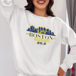 ボストン、26.2 ボストン スウェットシャツ、2025 ボストン スウェットシャツ、ユニセックス ヘビーブレンド クルーネック スウェットシャツ、ボストン ランナーへのギフト