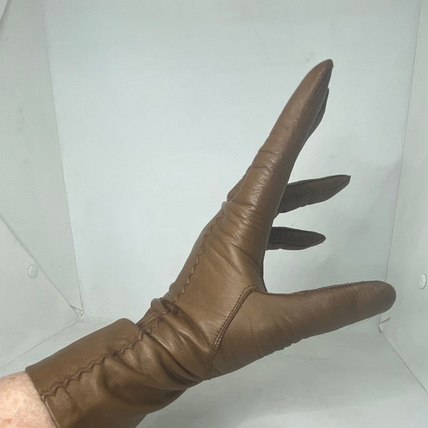 Size 7 lighter brown Careskin by Superb, washable leather gloves, longer length covers wrist, slight sinch at the wrist, zig zag design