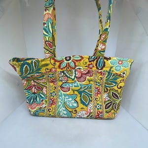 Vintage Vera Bradley patrón retirado bolso de hombro mediano provenzal, cremallera superior completa, bolsillos caídos, colores amarillo y verde azulado