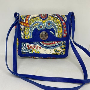 Vera Bradley correa ajustable de patrón retirado desde el hombro hasta el cuerpo cruzado, bolso pequeño, ideal para viajar, adornos marinos, blanco, azul, rojo, amarillo