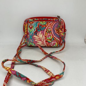 Vera Bradley correa de cuerpo cruzado de patrón retirado, billetera incorporada, correa extraíble, tonos de coral, verde azulado y blanco, bolsa pequeña, correa delgada