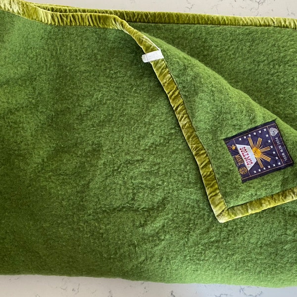 Sole Mio vintage 100% pure wool blanket, Belgium, olive/lime green color, heavy wool, velvet edging, camping, RV, wintery, twin, XL twin