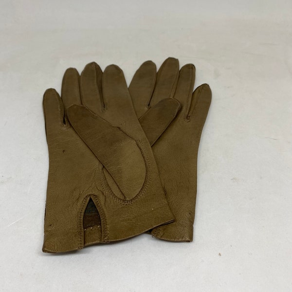 Vintage Gloves, kid leather, women's small/xsmall Bamberger's of NY, made in Italy, Macy's, 3 rows stitching design on back, tan light brown