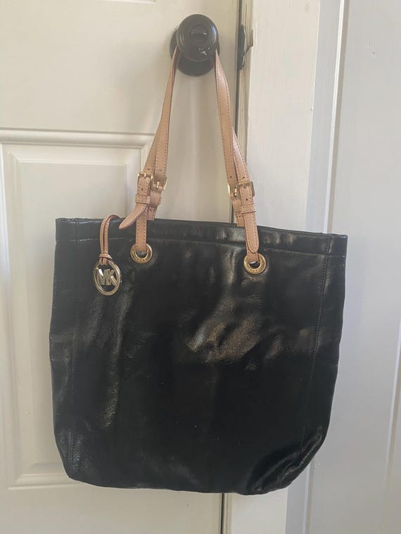 Bolso de hombro vintage Michael Kors negro tamano grande correas ajustables cierre magnetico superior bolsillos interiores acabado brillante Etsy Mexico