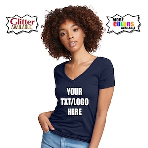 Puede incluir: Una camiseta azul marino de cuello en V y mangas cortas. La camiseta tiene el texto "YOUR TXT/LOGO HERE" impreso en blanco en la parte delantera.