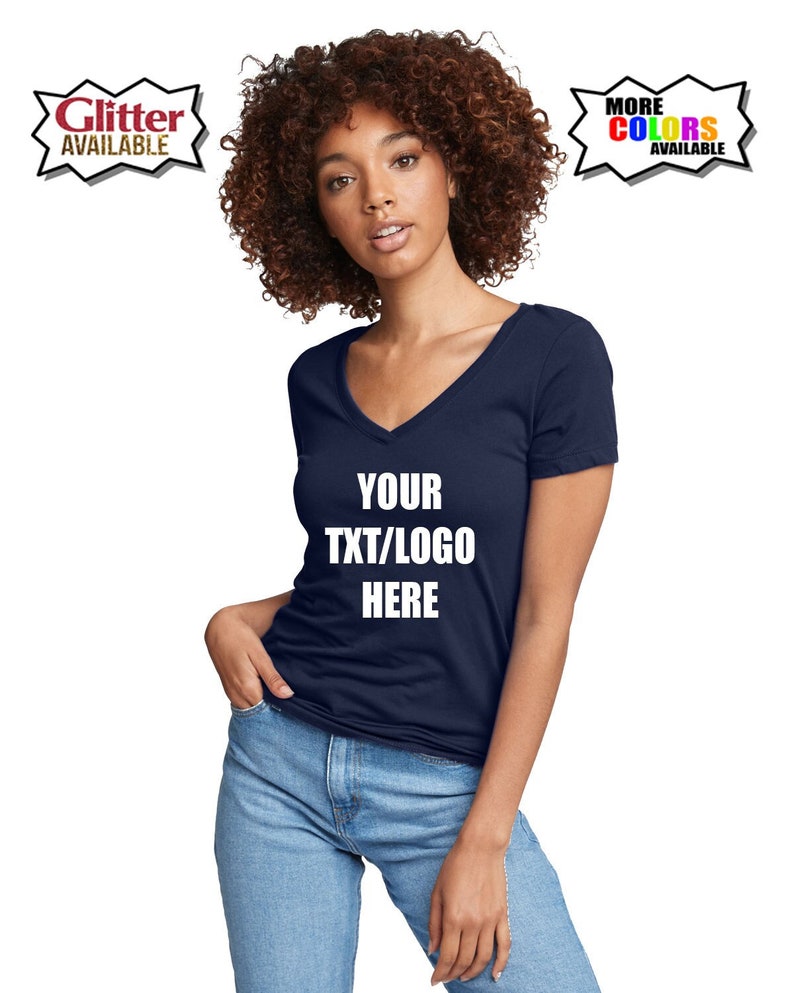Puede incluir: Una camiseta azul marino de cuello en V y mangas cortas. La camiseta tiene el texto "YOUR TXT/LOGO HERE" impreso en blanco en la parte delantera.