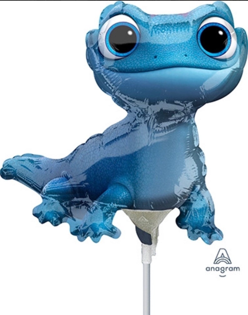 以下が含まれることがあります： 大きな目をした、青とターコイズ色の漫画のトカゲの形をしたホイルバルーン。 バルーンは光沢のある仕上げで、白い棒に取り付けられています。 アナグラムのロゴが右下に表示されています。