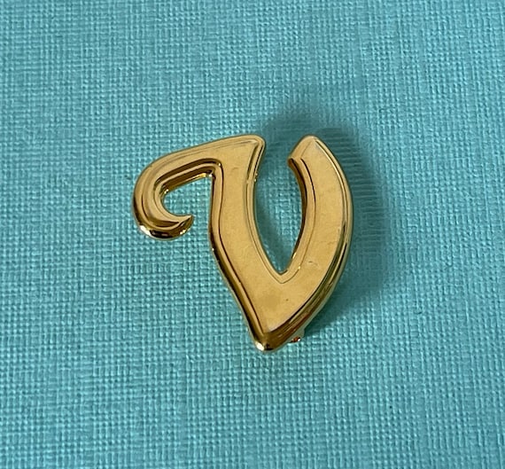 Vintage letter V brooch, monogram letter V pin, gold letter V pin, letter V jewelry, letter V letter jewelry, gold letter v brooch, v brooch