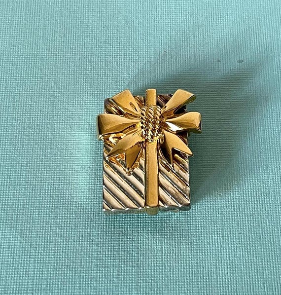 Vintage present brooch, vintage gift brooch, silver gift pin, silver present brooch, birthday present, Christmas present, Christmas jewelry