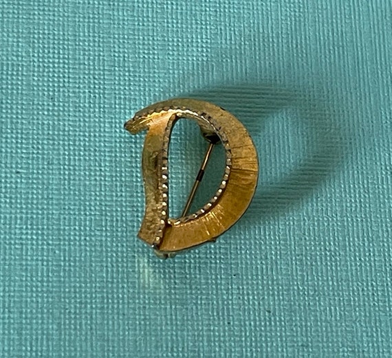 Vintage letter D brooch, letter d vintage , letter D jewelry, gold letter D brooch, initial d brooch, d pin, monogram d pin, initial d pin