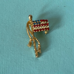 Vintage flag brooch, rhinestone flag pin, 4th of July jewelry, USA flag brooch, American flag pin, patriotic jewelry, MAGA, flag jewelry