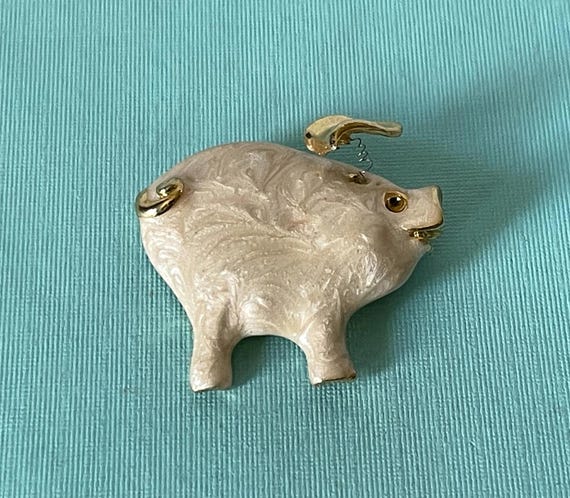 Vintage pig brooch, pink pig brooch, pig pin, oink, pig jewelry, farm animal, pig brooch, pink pig brooch, pig pin, movable ear!