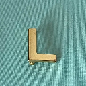 Broche vintage con la letra L, prendedor dorado con la letra L, letra L vintage, joyería con la letra L, broche con la letra L, broche con el monograma L, prendedor con la inicial L, letra L