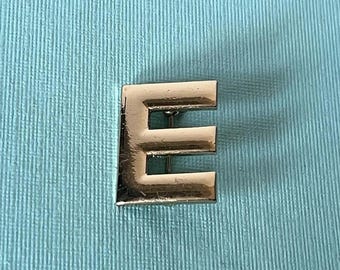 Vintage letter E brooch, gold letter e pin, letter e vintage, monogram e brooch, initial e pin, letter e jewelry, gold e brooch, letter e