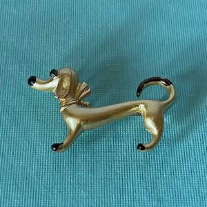 Gold dachshund brooch, doxie pin, dachshund brooch, dachshund gifts, dachshund jewelry, dog pin, dog brooch, doxie brooch, gold dog brooch