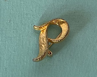 Vintage letter P brooch, letter P jewelry, gold letter p, monogram P pin, initial p jewelry, letter p vintage, letter P pin, vintage p pin