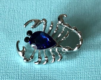 Spilla scorpione con strass, spilla scorpione, spilla scorpione blu, spilla insetto, spilla insetto, Scorpione, spilla zodiaco, spilla oroscopo, segno zodiacale di ottobre