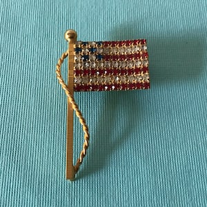 Vintage rhinestone American flag brooch, high end USA flag pin, patriotic brooch, MAGA, rhinestone flag brooch, American flag pin, USA pin