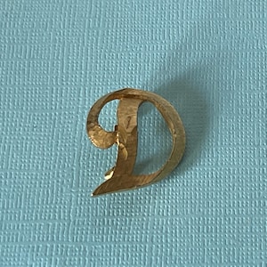 Broche vintage con la letra D, broche con la letra D firmado por Mamselle, joyería con la letra D, broche con el monograma D, broche con la inicial D, broche dorado con la letra D, broche vintage con la letra D