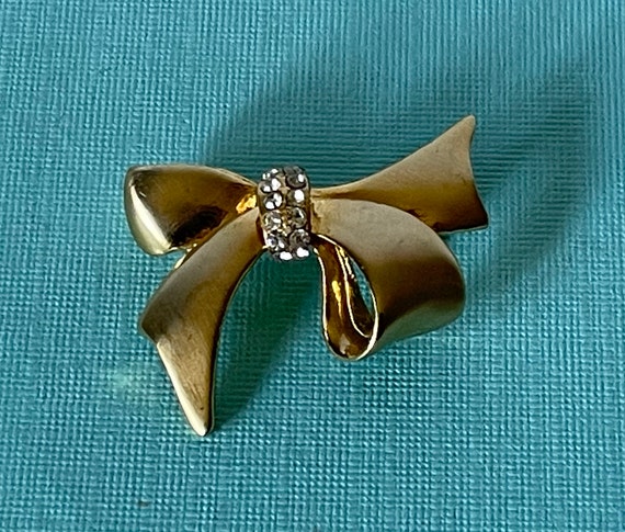 Vintage ribbon brooch, gold ribbon pin, gold bow pin, rhinestone bow pin, rhinestone ribbon pin, scarf brooch, brushed gold ribbon brooch