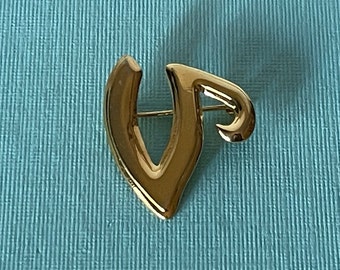 Vintage letter V brooch, letter V jewelry, gold letter V pin, initial V brooch, monogram V pin, letter v brooch, gold letter V, letter V pin
